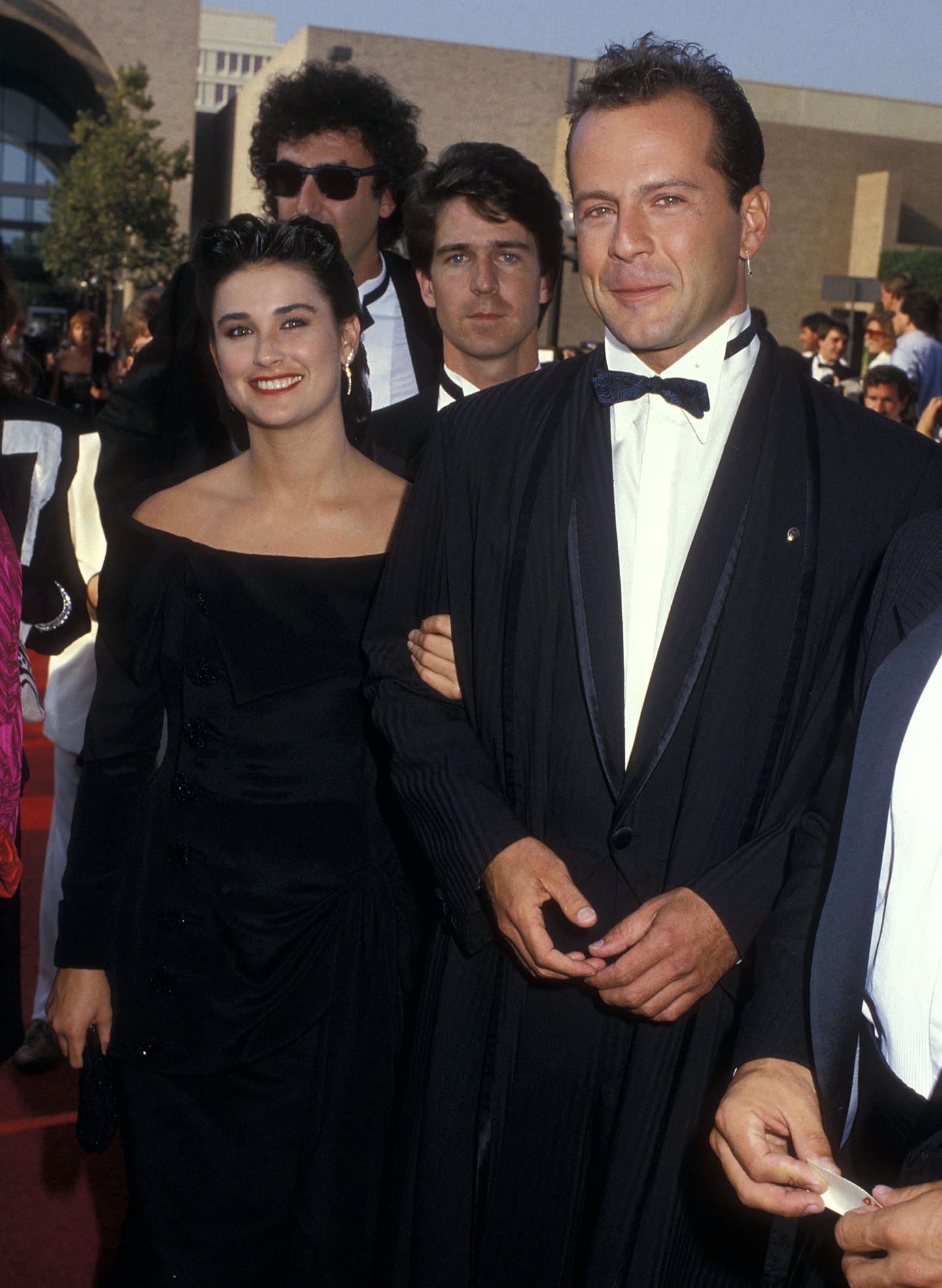 Bruce Willis és Demi Moore 1987-ben ismerkedett meg egymással egy premieren. Nem sokkal később a színésznő szakított akkori vőlegényével, Emilio Estevezzel, majd szeptemberben már Willis oldalán jelent meg az Emmy díjátadón, két hónappal később pedig összeházasodtak.