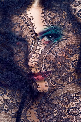 Érzéki játékokHa már a ráhangolódásnál tartunk, érdemes megjegyeznünk, hogy minél több idegvégződést sikerül ´izgalomba´ hoznod, annál intenzívebb lesz az orgazmusod. Az előjáték nem feltétlenül a hálószobában kezdődik. A kellemes illatok, ízek alapvetően megalapoznak egy igazán kiegélítő szexuális együttlétnek. A kellemes anyagok tapintása is felserkenti a vágyat, nem véletlenül volt szokás selyem hálóruhát viselni, vagy finom anyagú lepedőt használni. A szem bekötésével az érintésre fokozottan érzékenyek leszünk, ezért is érezheted ezt a helyzetet izgatónak. A masszázs, sőt egy kis szolid fenekelés, paskolás, mind-mind stimulálja az idegvégződéseket és ezáltal intenzívebb gyönyörhöz vezet.