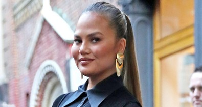 Annyira felvágták Chrissy Teigen szoknyáját, hogy még a bugyiját is megmutatta