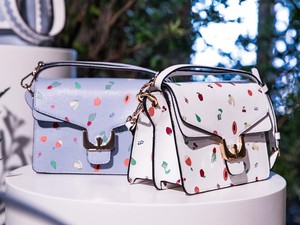 Utazás a világ körül a Coccinelle táskáival