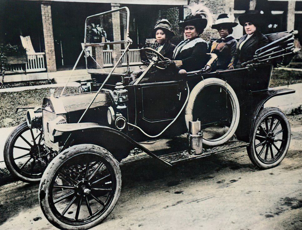 Az első nő, aki önerőből lett milliomos - Madam C.J. Walker 1911-ben így kocsikázott Lousianában barátnőivel