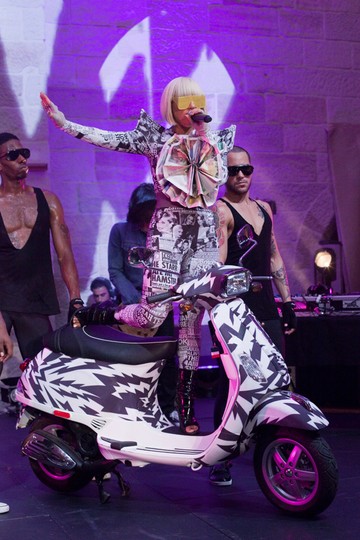 2009-ben egy szalagcímekkel díszített ruhában lépett fel Ausztráliában, melyet saját maga készített.