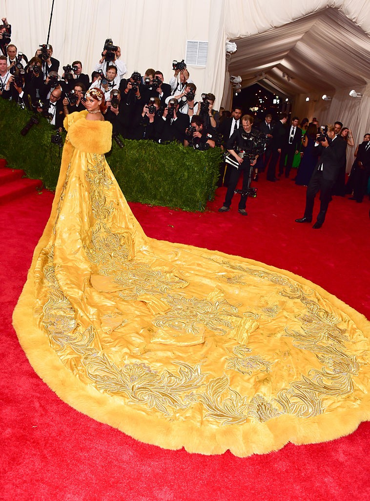Rihanna közel 4 millió dolláros hatalmas Guo Pei ruhája