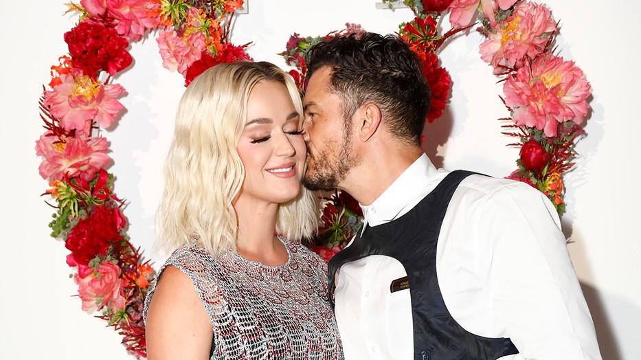 Katy Perry és Orlando Bloom szerelmes csókja a kamerák előtt a Louis Vuitton eseményén