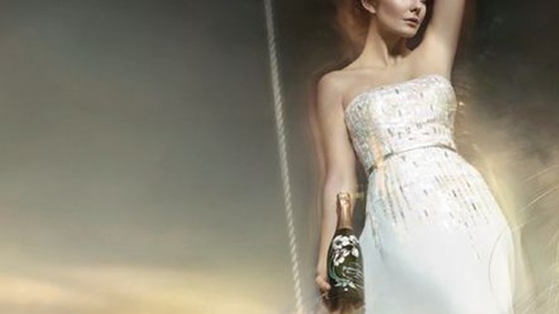 Mihalik Enikő tündérként hintázik egy pezsgőreklámban