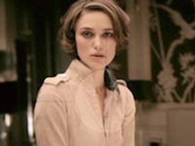 Keira Knightley fotóst csábít és vetkőzik