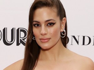 Sajnáljuk, de ez a neon nadrág, még Ashley Grahamnek sem áll jól...