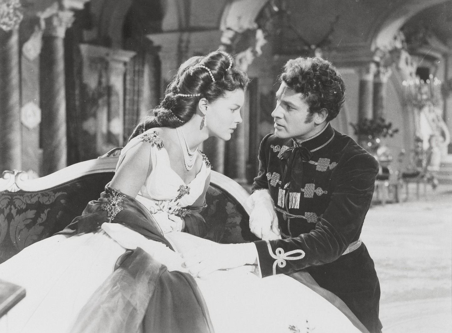 Romy Schneider nevét az 1955-ben bemutatott Sissi - A magyarok királynéja című filmnek köszönhetően ismerhette meg a nagyvilág, melyben a címszereplő Sissi (Ferenc József császár felesége) bőrébe bújt. Kivételes szépségére azonnal felfigyelt a szakma és a közönség is.