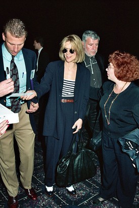 Tengerészkék nadrágkosztüm csíkos felsővel és barna övvel - még 2025-ben is telitalálat!  