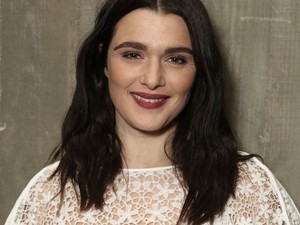 A 48 éves Rachel Weiszt őrületesen megfiatalította a szülés