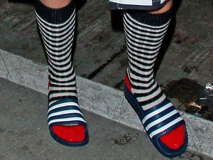 Borzasztó trend, de te is viselni fogod - uszodai papucs az utcán