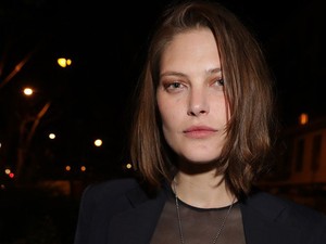 Ez a topmodell úgy ment partizni, hogy mindenki a melleit bámulta