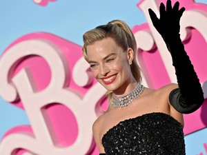Igen, Margot Robbie tényleg utcai ruhában lépett a vörös szőnyegre, íme a végeredmény