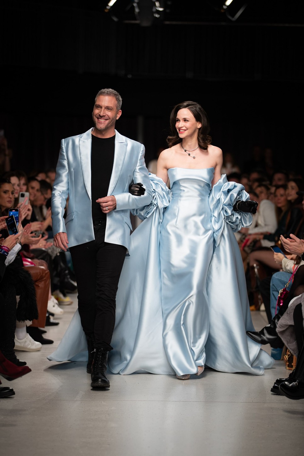 Merő Péter és Törőcsik Franciska a BCEFW kifutóján – újra találkozhatunk a csodás MERO darabokkal a Jazzpikniken is. A Budapest Central European Fashion Week után Merő Péter kollekciója a Paloznaki Jazzpikniken is bemutatkozik, ahol a divat és a zene harmóniája kel életre egy stílusos balatoni környezetben.