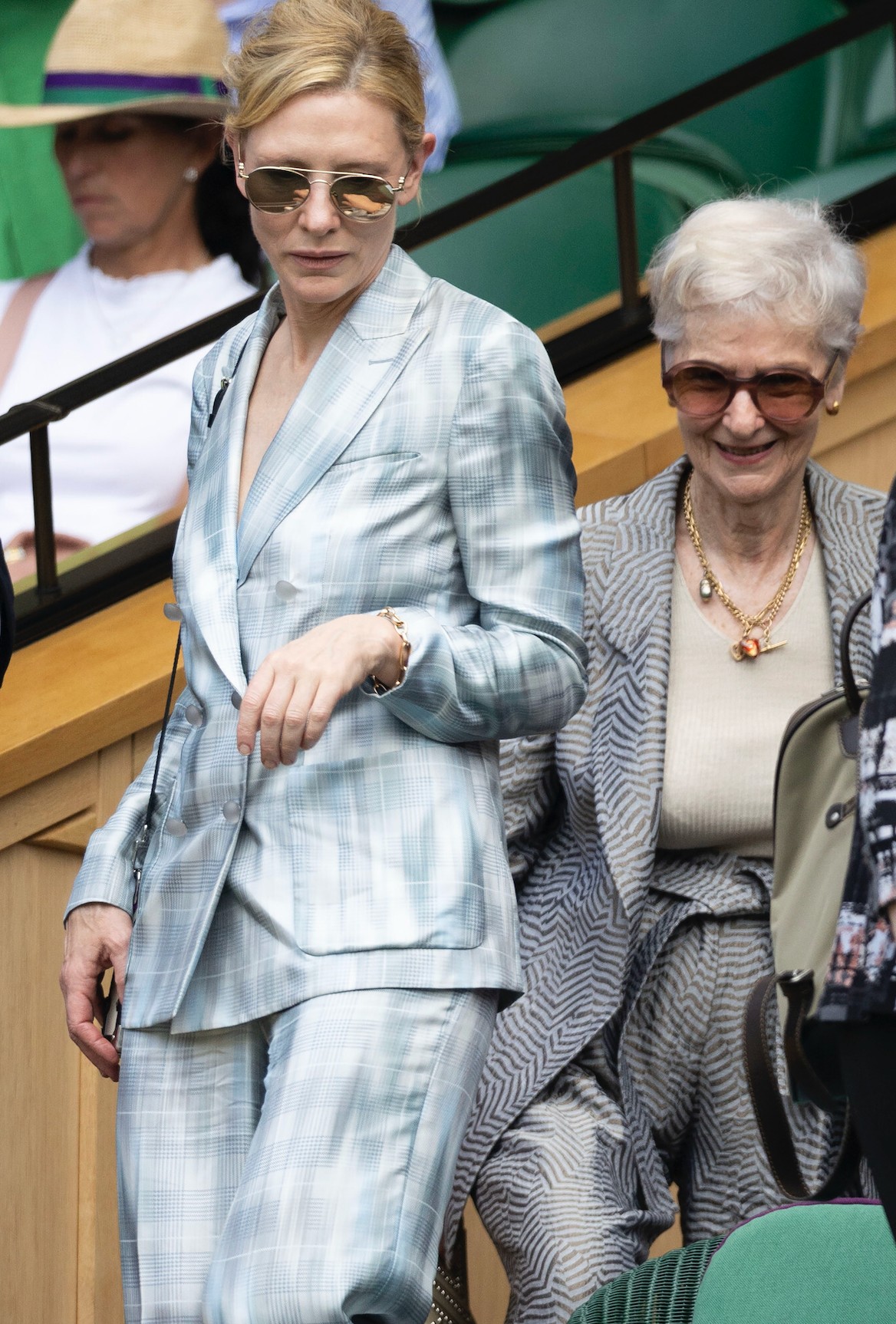 A vörös szőnyegen Cate Blanchett és Elizabeth Stewart stylist avantgárd megjelenésekkel rombolja le az elvárásokat, és teremt új stílust. Wimbledonban a páros egy témához illő, mégis impozáns megjelenést választott: kockás kosztümöt és napszemüveget.