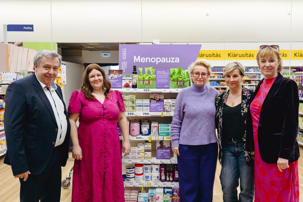 Dr. Magyar Zoltán, a Magyar Menopausa Társaság elnöke, Dr. Farkas Eszter, szülész-nőgyógyász, Iványi Orsolya menopauzaedukációs aktivista, Ábel Anita, színésznő, Hevesi Nóra, a Tesco-Global Zrt. kommunikációs vezetője (balról jobbra)