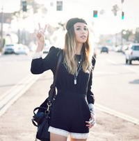 Rumi Neely a Fashiontoast oldal alapítója, blogger, modell, főállású vintázsmániás, és tervező