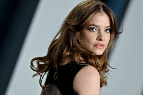 Palvin Barbara végzet asszonyának öltözött a Knives Out premierjén