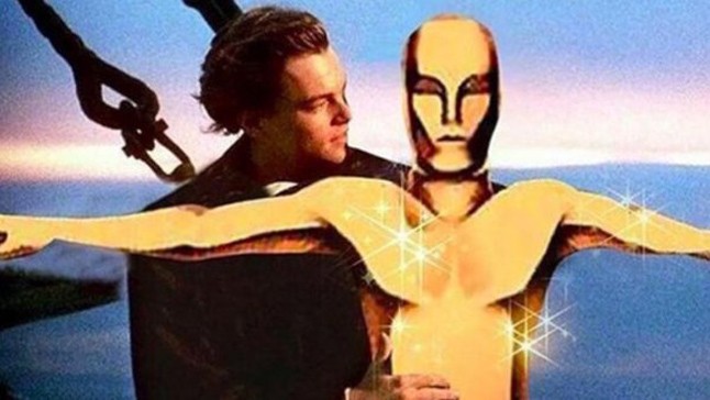 Hogy is kezdődhetne, ha nem a Titanic híres képkockájával?