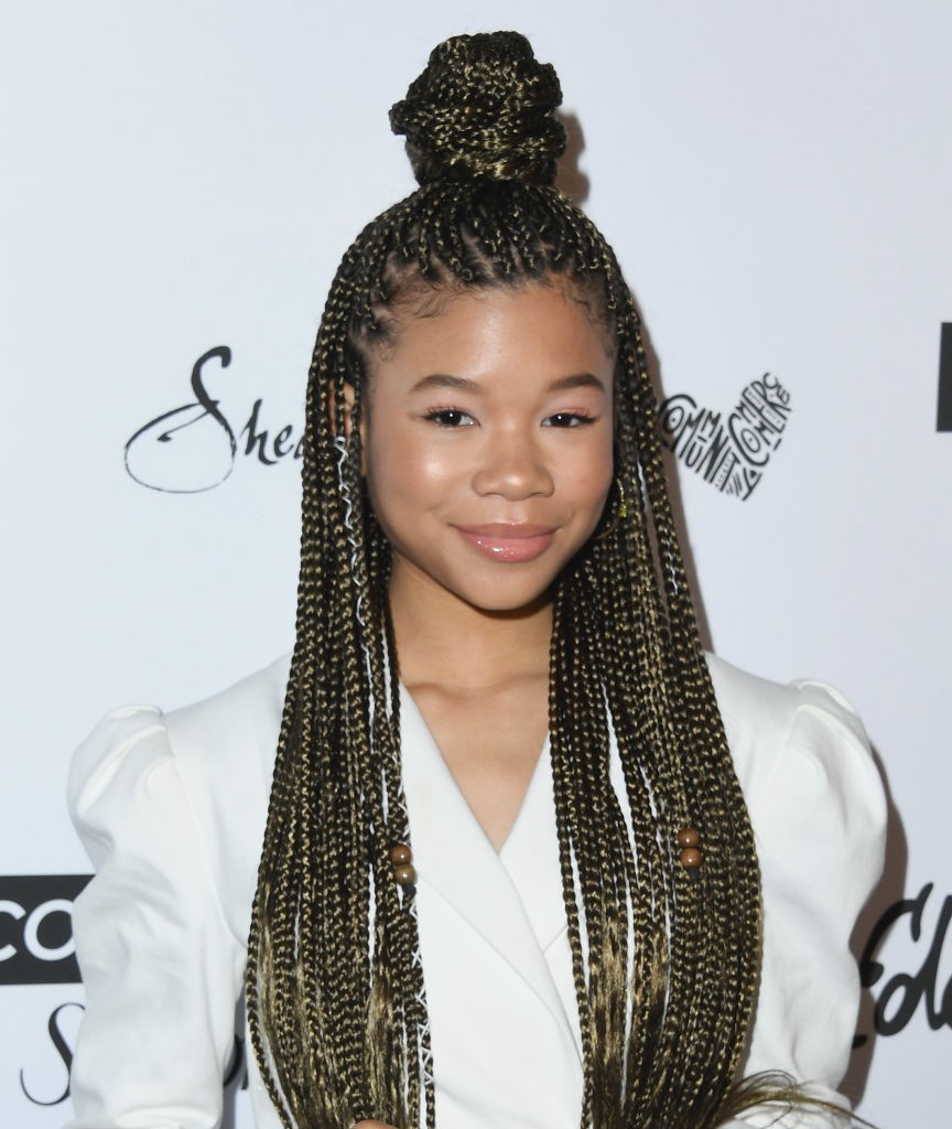 Storm Reid fonott hajának súlyát a válláról a félig felcsavart konty veszi el.