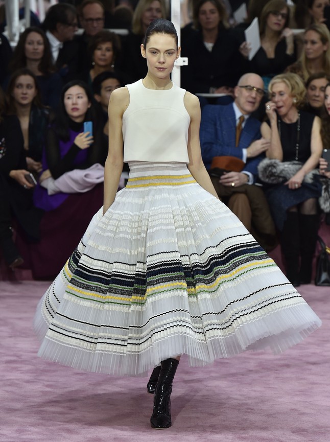 Lenyűgöző divatfilm a 200 óráig készülő ruháról