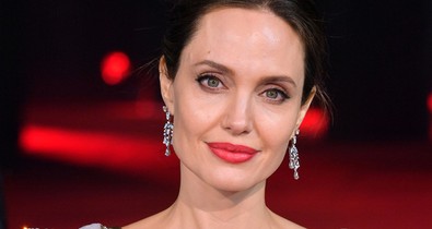 Maszk-menőzés: Angelina Jolie Off-White maszkban