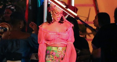 Mi ez a szett Rihanna? És az ott tényleg a mellbimbód?