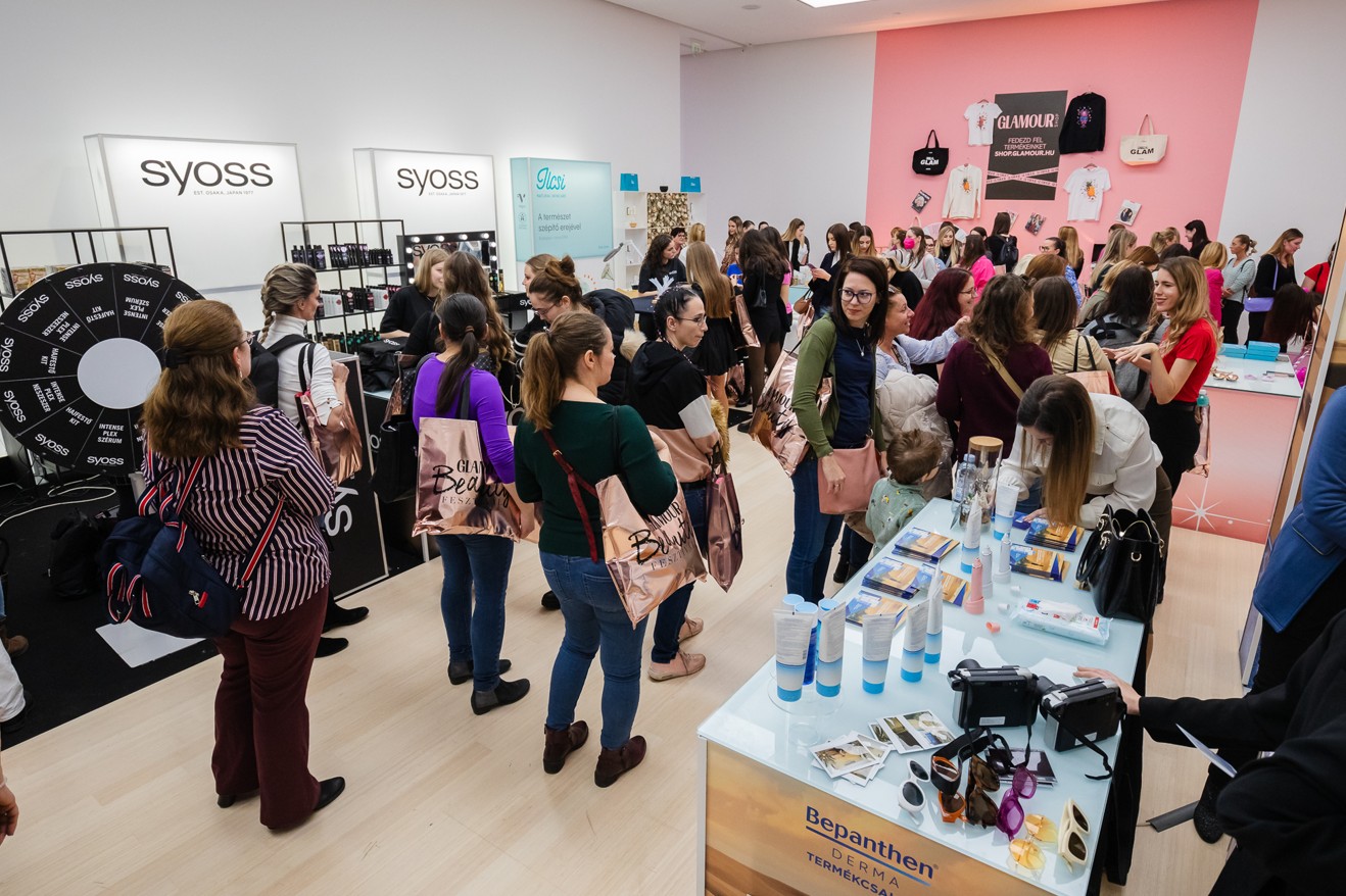 A GLAMOUR Beauty Fesztivál a mi nagyszabású ünnepünk, ahol egy egész hétvégére a szépségápolásé a főszerep. Ez az esemény számunkra a személyes találkozásé: a legnépszerűbb kozmetikai márkákkal összefogva várunk titeket ingyenes tanácsadásokkal, smink- és hajformázó workshopokkal, valamint exkluzív termékbemutatókkal, inspiráló beszélgetésekkel a szakma legjobbjaival. 