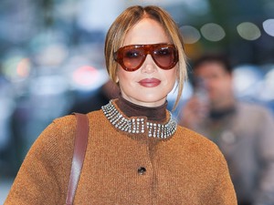 Jennifer Lopez testhez simuló latex ruhában őrjítette meg a rajongókat, valami elképesztően jól áll neki ez az extravagáns szett