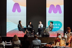 Pölz Klaudia divatújságíró, a Fashion Revolution mozgalom tagja, Maróy Krisztina a GLAMOUR főszerkesztője, Mengyán Eszter a Holy Duck alapítója, író, Korn Anita a Ruhastory alapítója beszélgetnek a fenntartható divatról a WAMP színpadán Fotó: Horváth Anikó