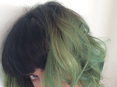 Zöld. Ilyenre festette Katy Perry a haját