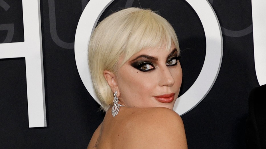 Micsoda átváltozás! Lady Gaga szuperrövid hajjal és extra sminkkel érkezett A Gucci-ház premierjére