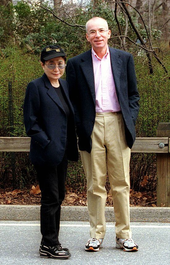 Yoko Ono és Sam Havadtoy 2000-ben a Central Parkban