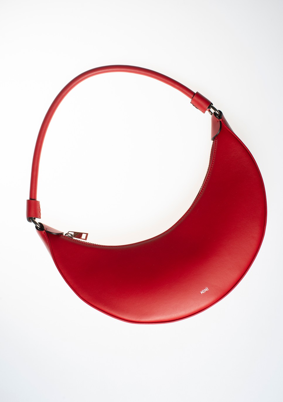 A NINI Moon bag pirosban szintén egy ellenállhatatlan darab, ami kifejezi a nőiességed, a modernséged, az erőd