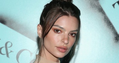Emily Ratajkowski nem vett melltartót, át is látszott teljesen a mellbimbója