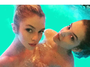 Palvin Barbara és Stella Maxwell közös pucérkodással búcsúztatják az évet