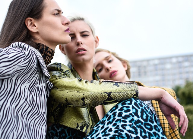 Ki mondta, hogy egy csipkekosztüm, vagy egy kristályos táska nem fér össze egy tornacipővel?