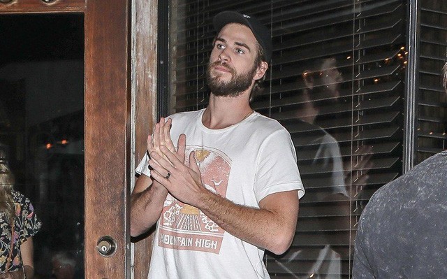 Liam Hemsworth gyűrűvel