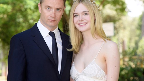 Meglepetés! Elle Fanning férjhez ment!
