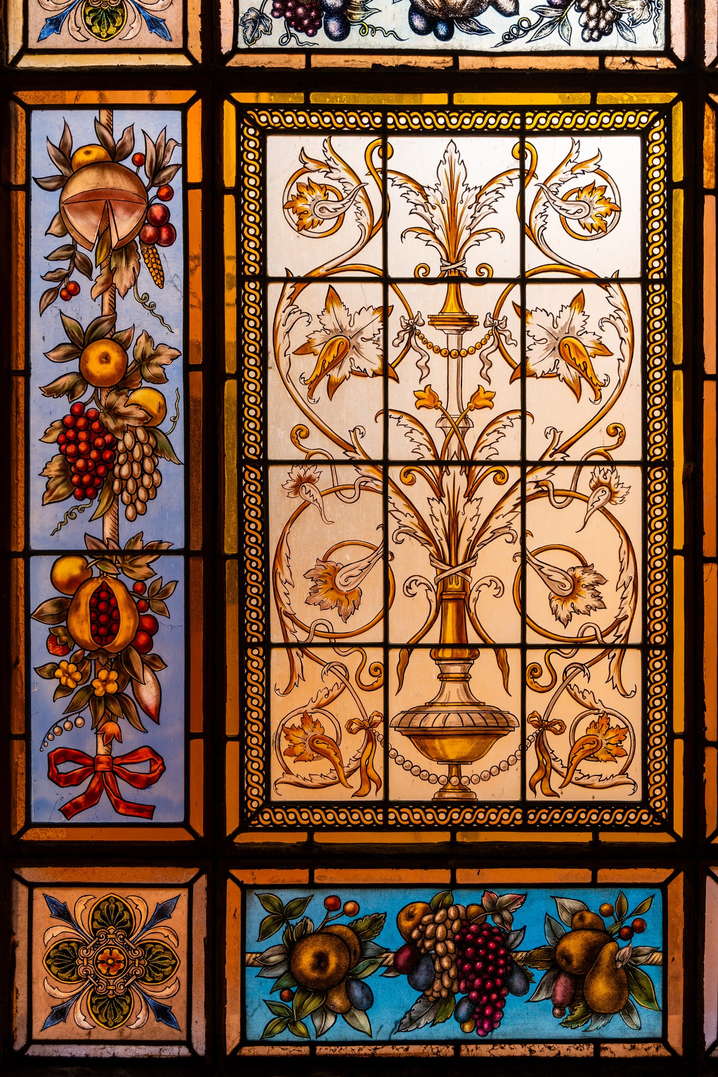 Az Andrássy út 3-as szám alatt álló Saxlehner palota egyik patinás ablaka