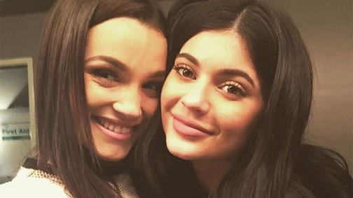 A Kardashian-Jenner lányok eltitkolt 18 éves unokatesója szuperbájos, és modellnek áll