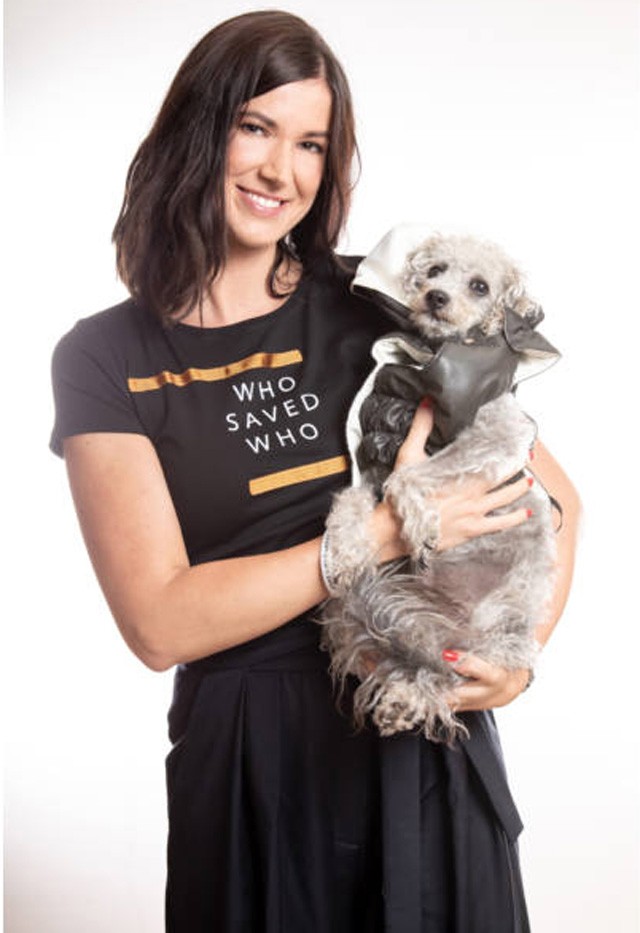 A háromlábú, örökbefogadott kutyus kollekciója még több állat életét mentheti meg