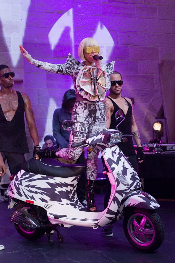 2009-ben egy szalagcímekkel díszített ruhában lépett fel Ausztráliában, melyet saját maga készített.