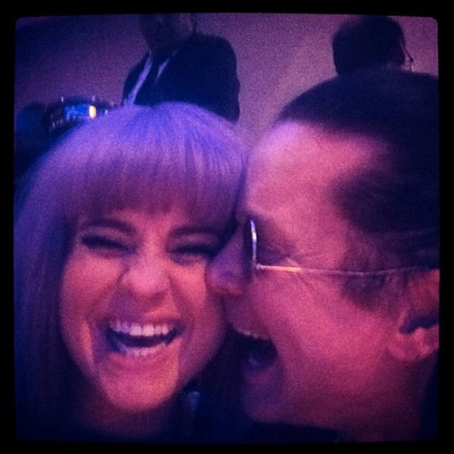 Talán a legismertebb apa-lánya páros: Kelly és Ozzy Osbourne egy vidám pillanatot örökítettek meg.