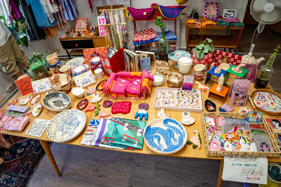 A Gutenberg téren található Yoféle hely egyedi dizájner termékek, kávé és elfogadó közösség otthona.