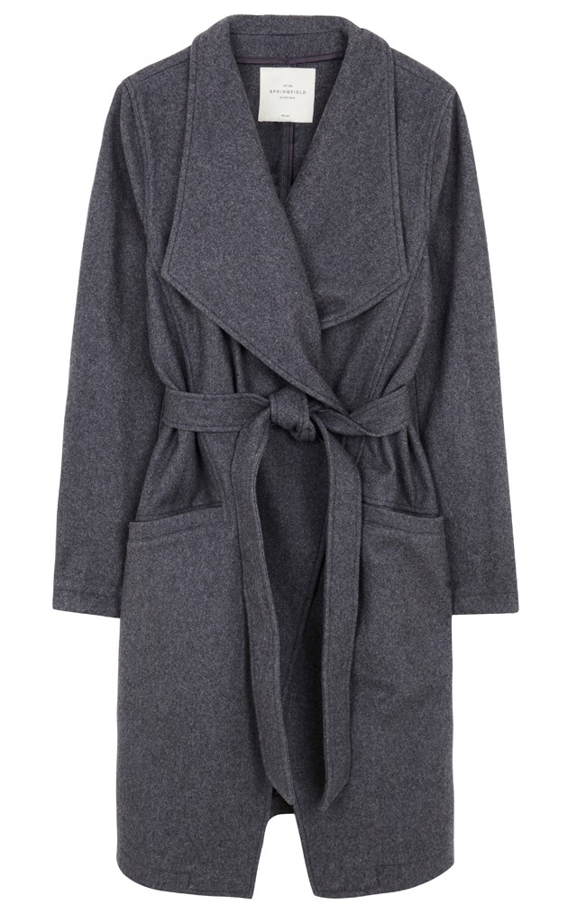 Ősszel elkél már egy vékonyabb kabát. A szetted szempontjából nagyon lényeges hogy elegáns megjelenésed összhangban legyen a kábátoddal is. Egy modern szabású szürke darab pont megfelelő erre a célra. SPRINGFIELD 19995 Ft