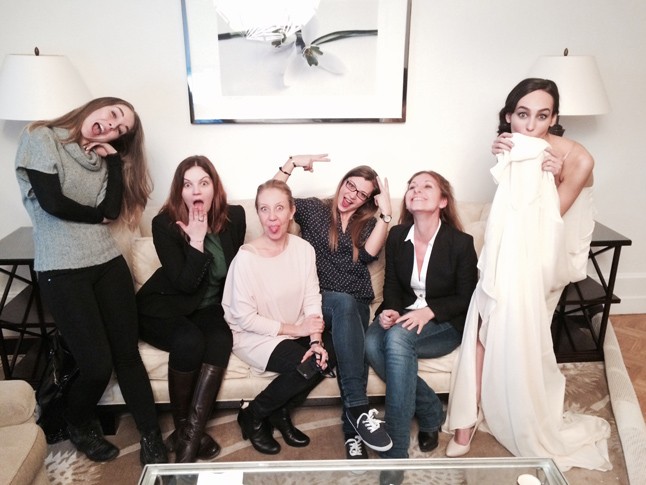 Vidám hangulat a fotózáson, jobbrol-balra: Bori (modell), Bódis Boglárka (tervező), Imola (haj), Saci (smink), Dusík Bori (Elysian üzletvezetője), Stefi (Elysian gyakornoka)