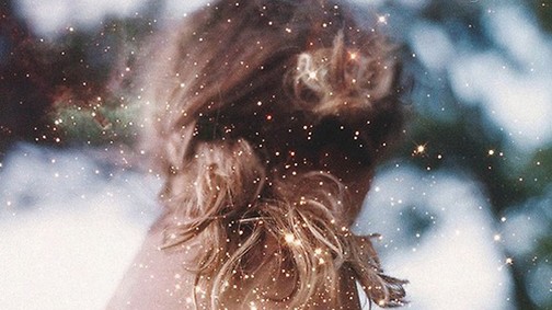 A csillogó, glitteres frizuratrend ünnepekre (is)