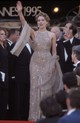 Sharon Stone 1995-ben perzselte fel Valentinoban a vörös szőnyeget a cannes-i filmfesztiválon. 