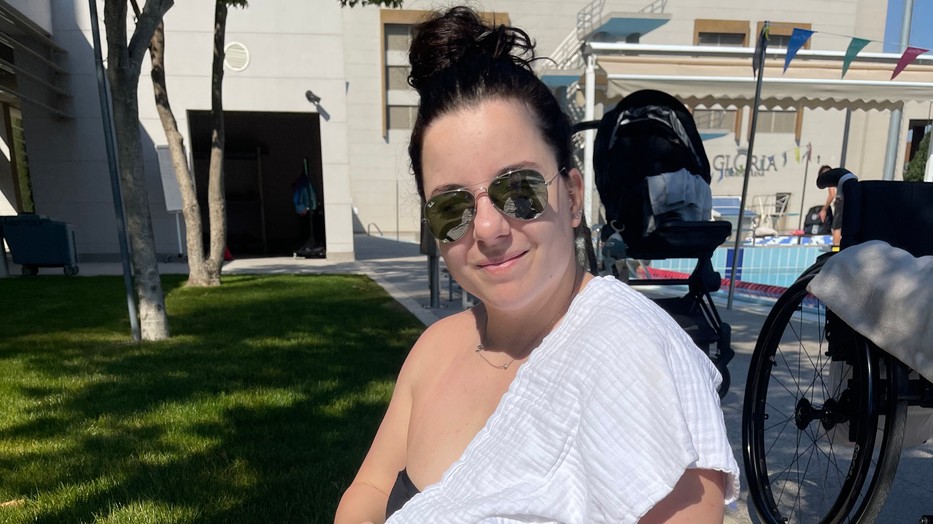 Illés Fanni paralimpikon úszó a kisfiát szoptatja